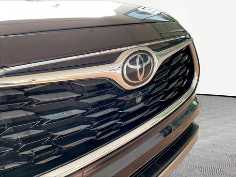 Used 2021 Toyota Highlander Platinum FWD image 32