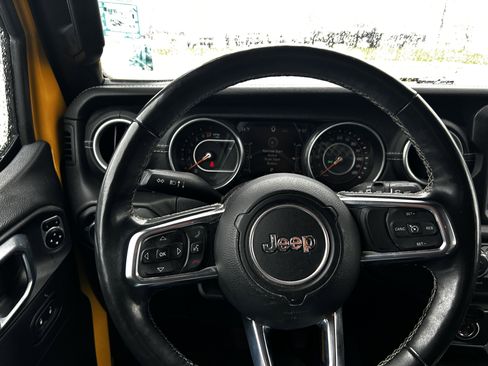 Used 2018 Jeep Wrangler Unlimited Sahara AWD/4WD image 17