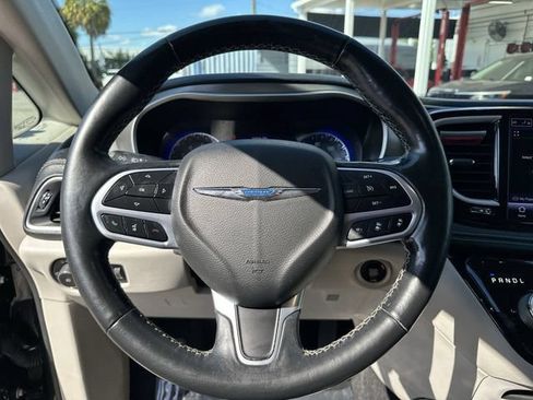 Used 2021 Chrysler Pacifica Touring-L FWD image 12