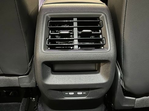 New 2025 Volkswagen Tiguan SE image 24