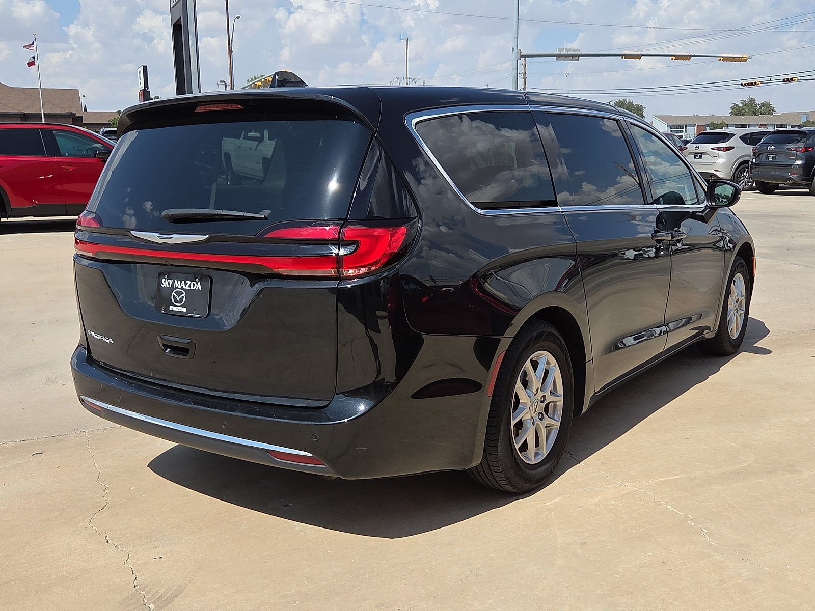 Used 2023 Chrysler Pacifica Touring-L FWD image 5