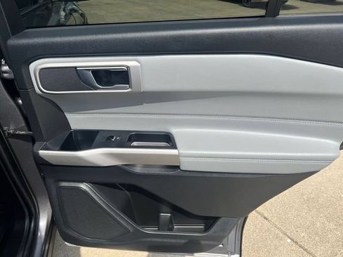 Used 2022 Ford Explorer XLT w/ Equipment Group 202A AWD/4WD image 18