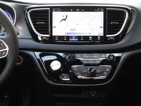 New 2026 Chrysler Voyager LX FWD image 17