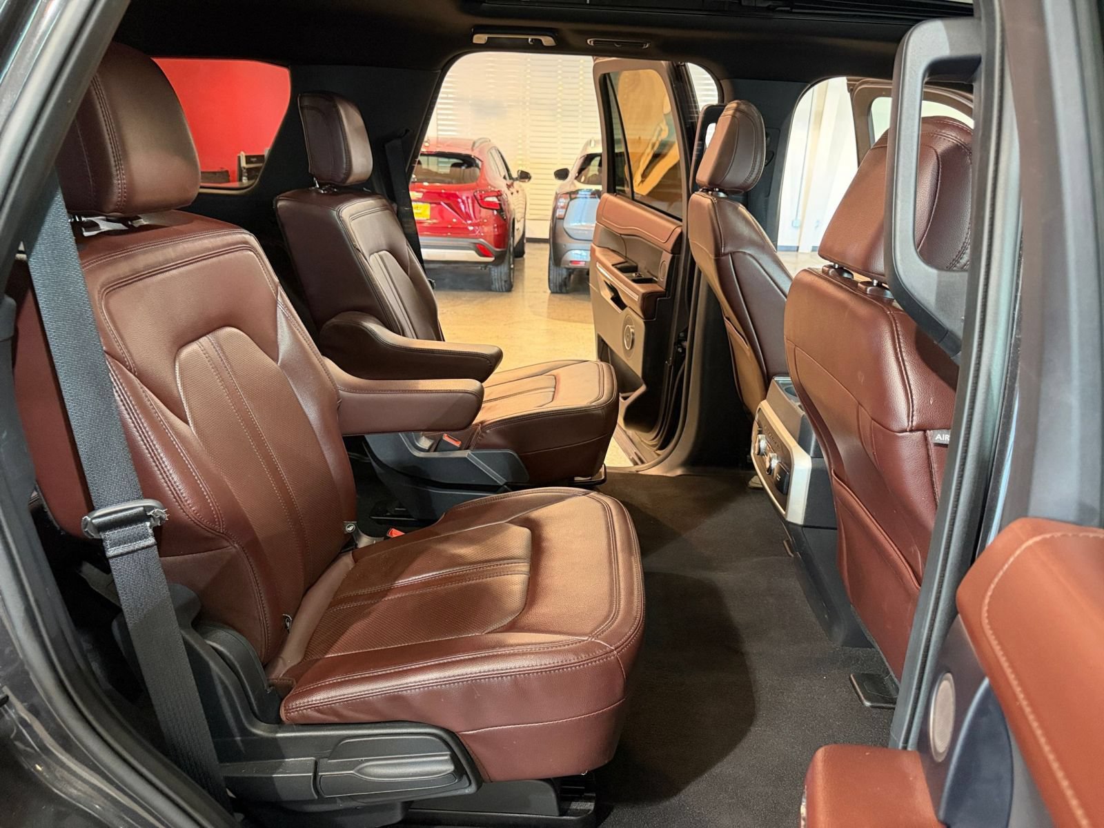 Used 2024 Ford Expedition Limited AWD/4WD image 39