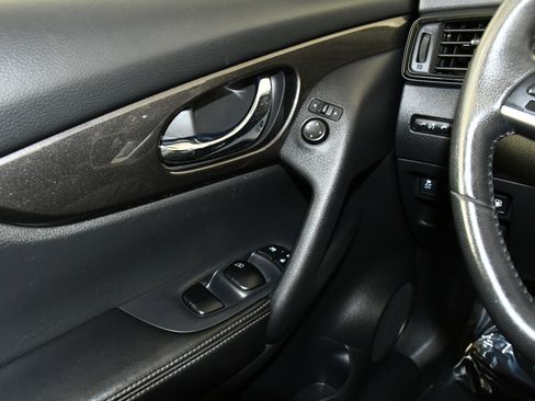 Used 2019 Nissan Rogue S w/ Special Edition Package image 31