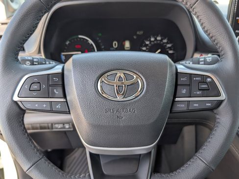 Used 2025 Toyota Sienna XLE w/ XLE Plus Package image 19