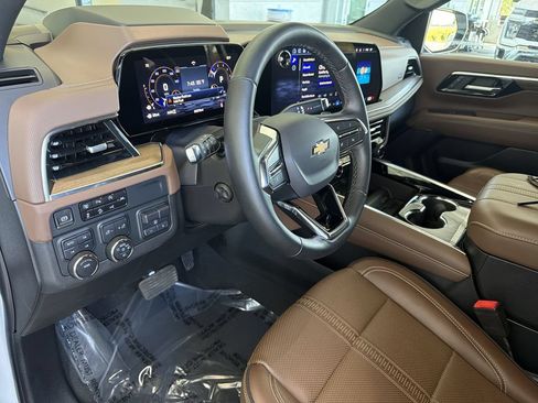 Used 2025 Chevrolet Suburban High Country w/ Sun And Tow Package AWD/4WD image 11