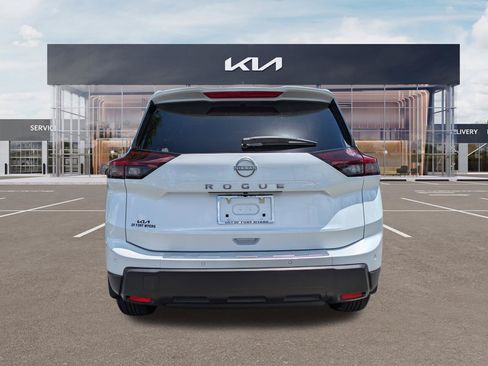 Used 2025 Nissan Rogue SV w/ SV Premium Package FWD image 5