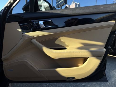 Used 2018 Porsche Panamera w/ Premium Package image 33