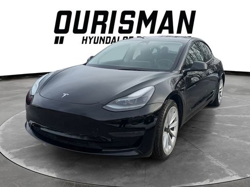 Used 2023 Tesla Model 3 Standard Range image 2