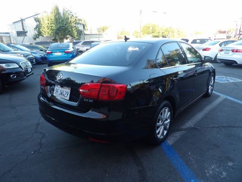 Used 2013 Volkswagen Jetta SE FWD image 3