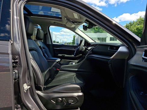 Used 2023 Jeep Grand Cherokee Limited w/ Luxury Tech Group II AWD/4WD image 15