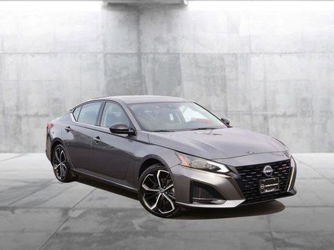 Used 2024 Nissan Altima 2.5 SR w/ SR Premium Package image 2