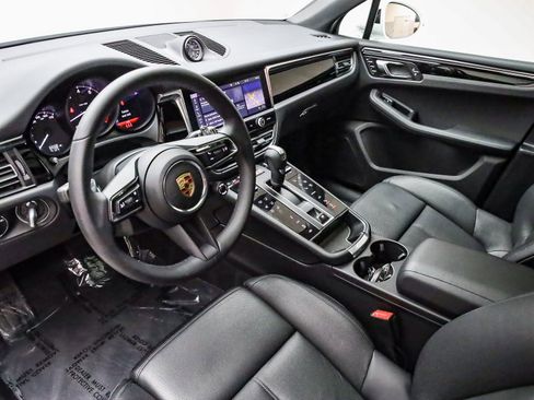 Certified 2025 Porsche Macan AWD/4WD image 4