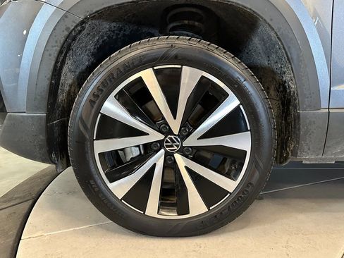 Used 2024 Volkswagen Taos SE w/ MDO Package FWD image 24