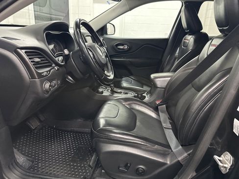 Used 2020 Jeep Cherokee Trailhawk w/ Comfort/Convenience Group image 21