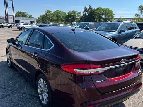 Used 2017 Ford Fusion SE w/ Fusion SE Technology Package FWD image 2