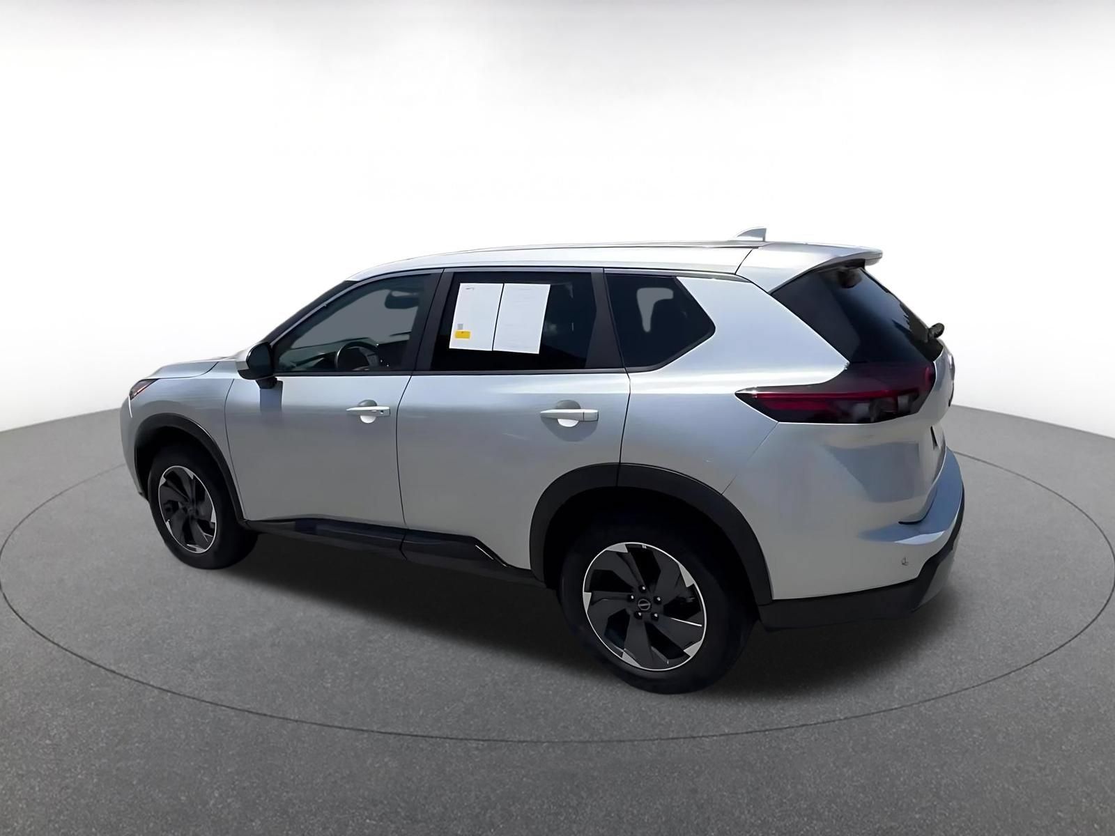 Used 2025 Nissan Rogue SV FWD image 9