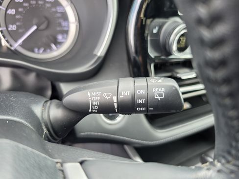 Used 2023 Toyota Highlander XLE FWD image 23
