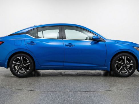 Used 2025 Nissan Sentra SV FWD image 8