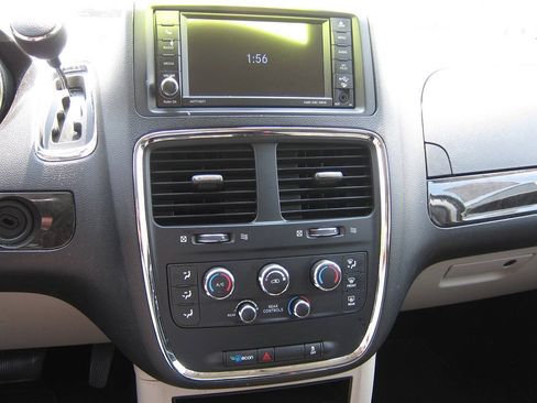 Used 2019 Dodge Grand Caravan SE FWD image 11