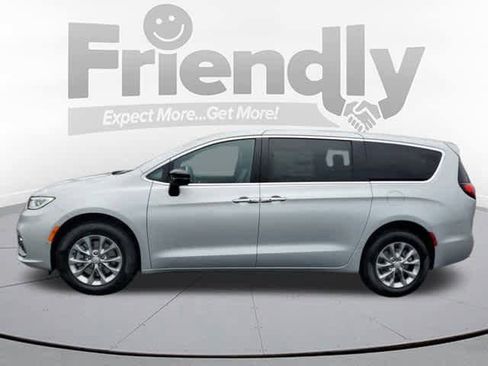 New 2026 Chrysler Pacifica Select image 2