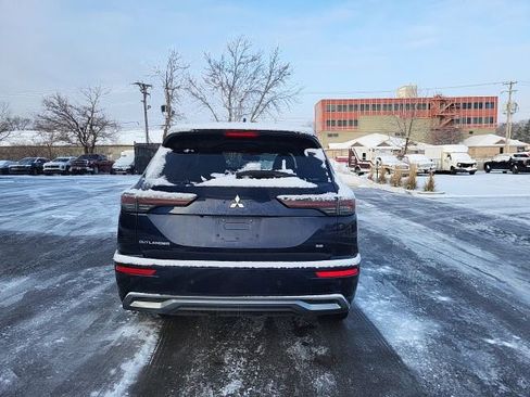 Used 2025 Mitsubishi Outlander SE image 4