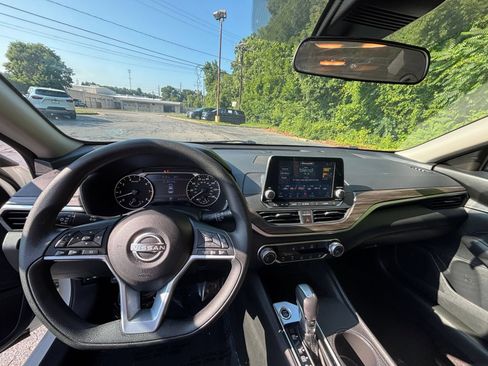 Used 2025 Nissan Altima 2.5 SV FWD image 29