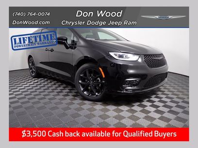 New 2026 Chrysler Pacifica Select w/ S Appearance Package