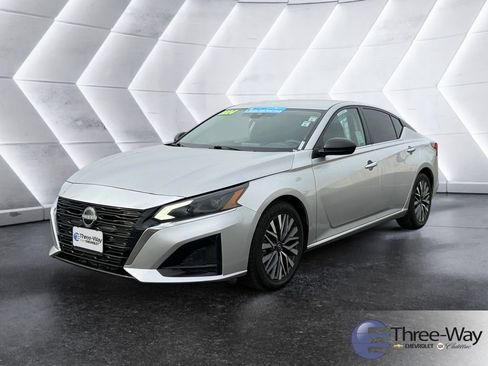 Used 2024 Nissan Altima 2.5 SV image 1