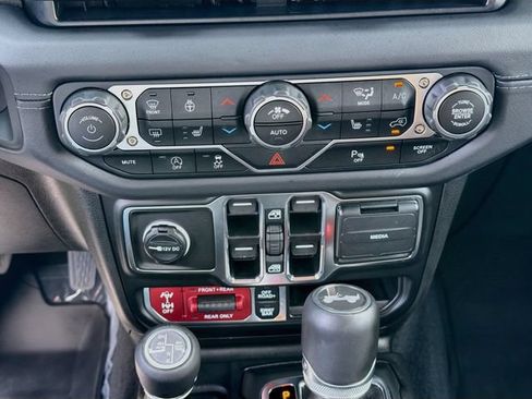 Used 2025 Jeep Wrangler Unlimited Rubicon AWD/4WD image 17