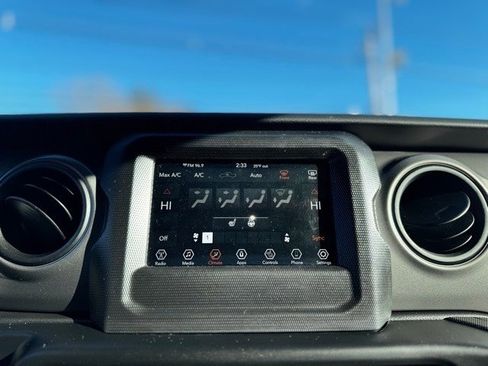 Used 2023 Jeep Gladiator Sport S image 16