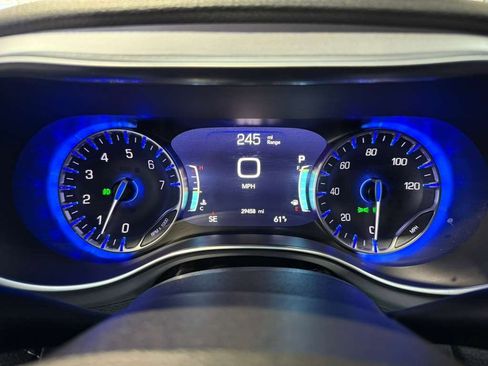 Used 2025 Chrysler Pacifica Limited image 13