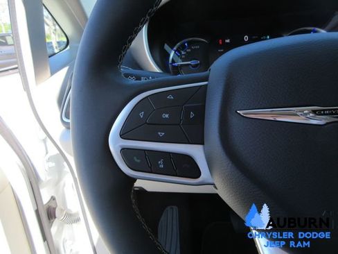 Used 2022 Chrysler Pacifica Touring-L image 15