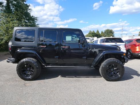 Used 2016 Jeep Wrangler Unlimited Sahara AWD/4WD image 4