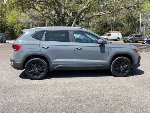 Used 2022 Volkswagen Taos SE w/ Driver Assistance Package image 2