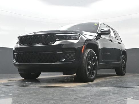 Used 2025 Jeep Grand Cherokee Altitude AWD/4WD image 29