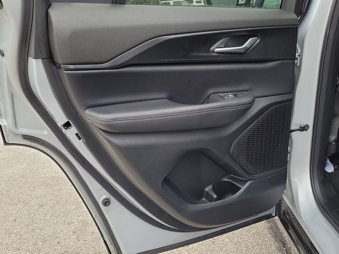 Used 2024 Jeep Grand Cherokee Laredo X image 9