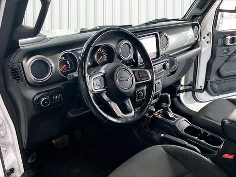 Used 2019 Jeep Wrangler Unlimited Sahara w/ Uconnect 4C Nav & Sound Group AWD/4WD image 16