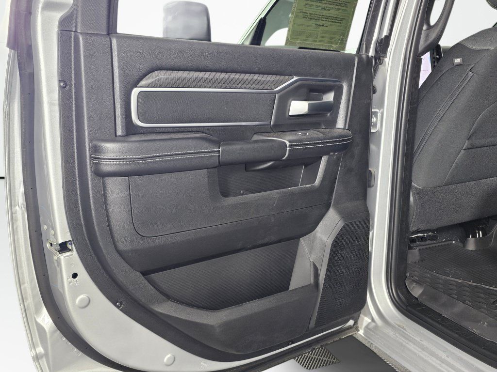 New 2026 RAM 3500 Big Horn AWD/4WD image 33