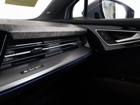 Used 2024 Audi Q4 e-tron Premium Plus image 8