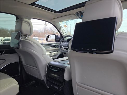 Certified 2024 Jeep Wagoneer Series III w/ Premium Group I image 13