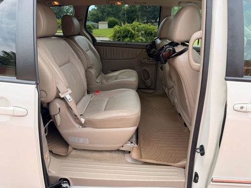 Used 2010 Toyota Sienna FWD image 18