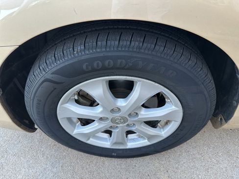 Used 2011 Toyota Camry LE image 20