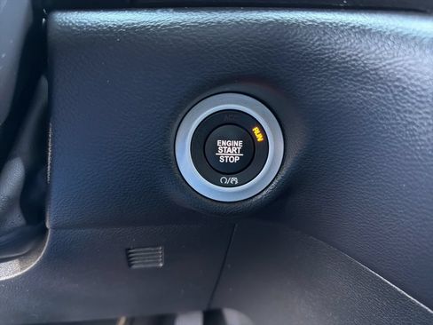 Used 2025 Chrysler Pacifica Select FWD image 13