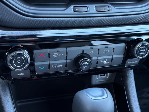 New 2026 Jeep Compass Latitude image 18