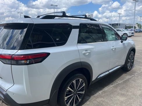New 2026 Nissan Pathfinder Platinum FWD image 3