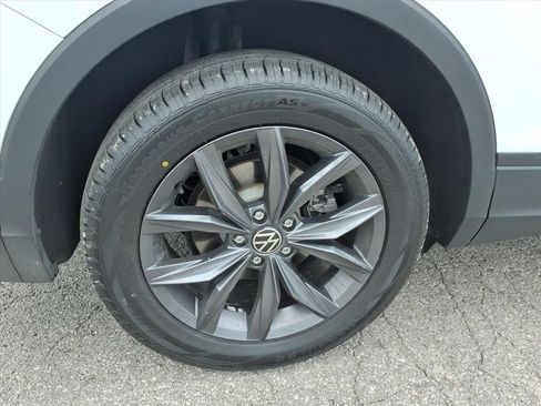 Used 2022 Volkswagen Tiguan SE w/ Panoramic Sunroof Package FWD image 9