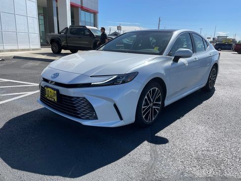 Used 2025 Toyota Camry XLE AWD/4WD image 7