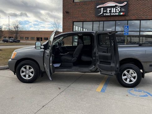 Used 2014 Nissan Titan SV image 10